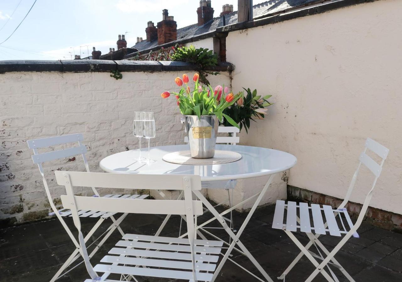 Luxury Living Outside The City Walls - Sleeps Six! Chester Eksteriør billede