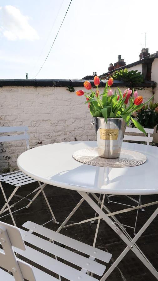 Luxury Living Outside The City Walls - Sleeps Six! Chester Eksteriør billede